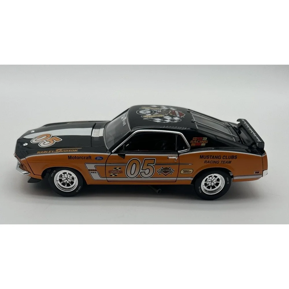 1969 FORD MUSTANG BOSS 302 RACER HARLEY-DAVIDSON 1:24 DIECAST
